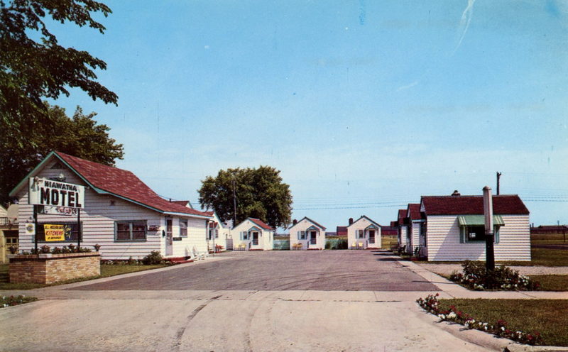 Hiawatha Motel - Old Postcard (newer photo)